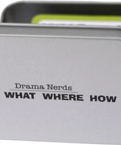 Drama Nerds WIEWATWAARHOE Verhaalkaartjes Engels -Exporteren spellen-voor winkel 550x323 5